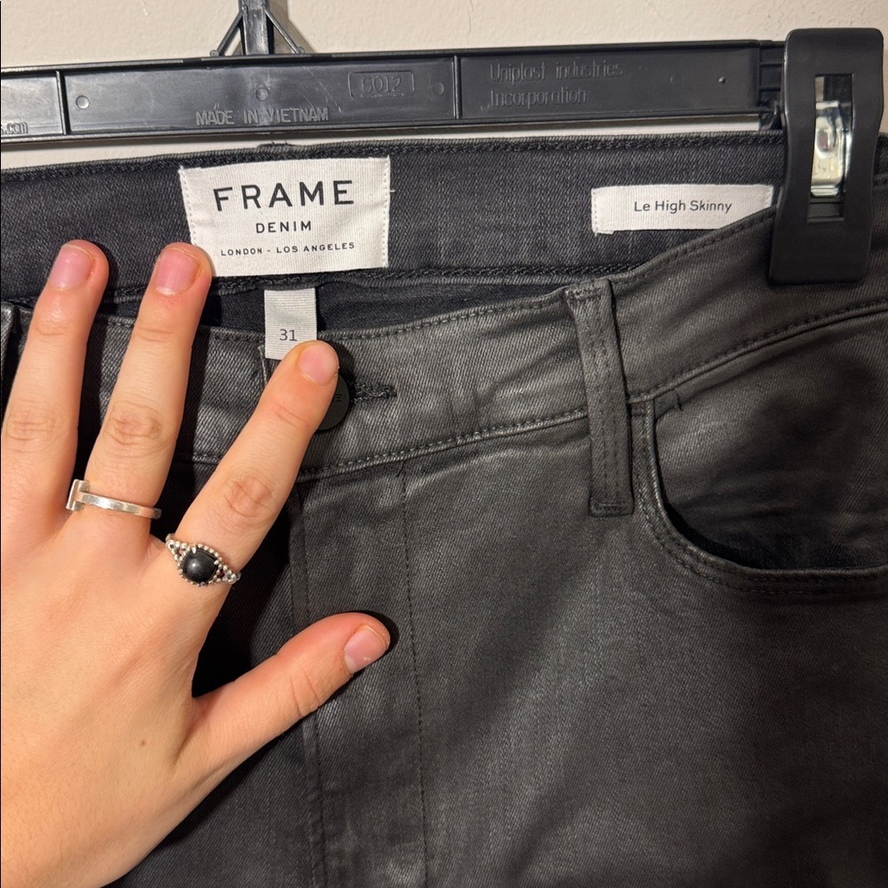 FRAME Denim Le High Skinny Jean in Stone Coated - 31 - Picture 4 of 6